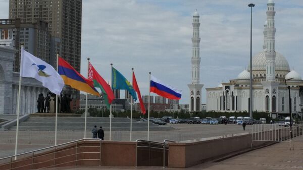 Флаги стран-участниц ЕАЭС на фоне мечети Хазрет Султан в Нур-Султане, где прошло заседание Высшего Евразийского экономического совета