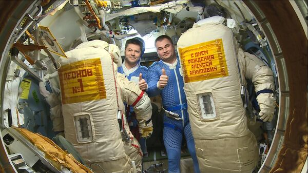 Космонавты Роскосмоса Олег Кононенко и Алексей Овчинин перед выходом в открытый космос. 29 мая 2019
