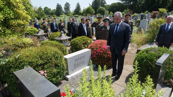 Министр обороны РФ Сергей Шойгу у могилы Зорге