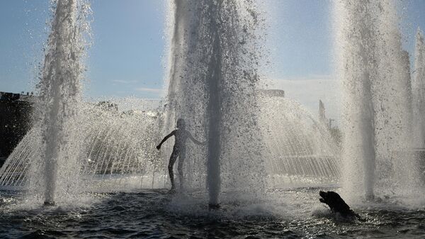 Подросток купается в фонтане