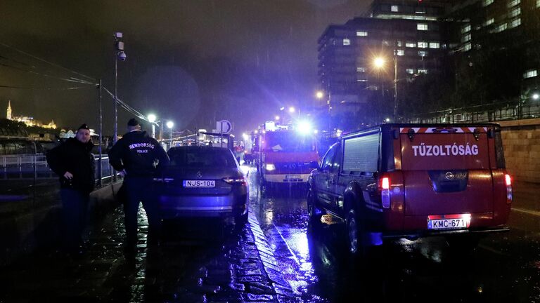 Полиция в районе крушения катера в Будапеште