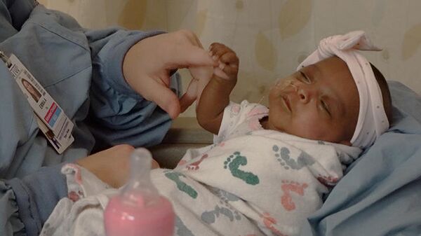 Девочка Сайби при рождении весившая 245 граммов в госпитале Sharp Mary Birch