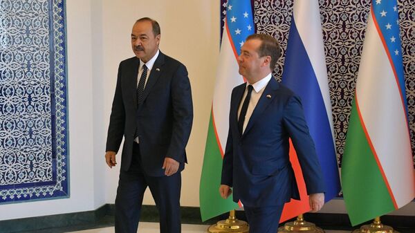 Председатель правительства РФ Дмитрий Медведев и премьер-министр Узбекистана Абдулла Арипов во время встречи в Ургенче
