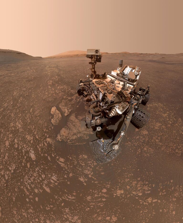  Марсоход Curiosity сделал сэлфи на фоне залежей глины