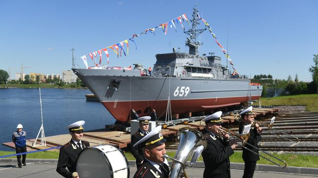 Во время церемонии спуска на воду корабля противоминной обороны Владимир Емельянов в Санкт-. 30 мая 2019