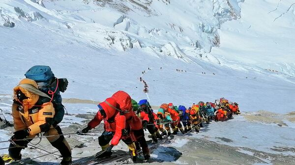 Очередь из альпинистов на Эвересте