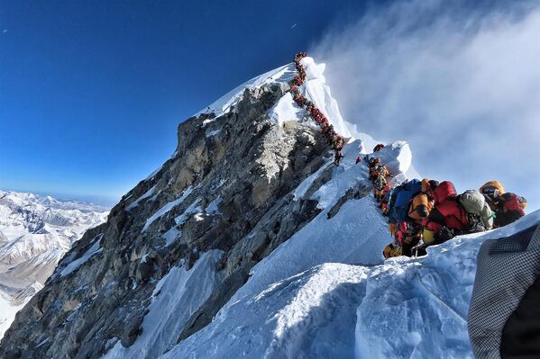 Людская пробка при восхождении на Эверест