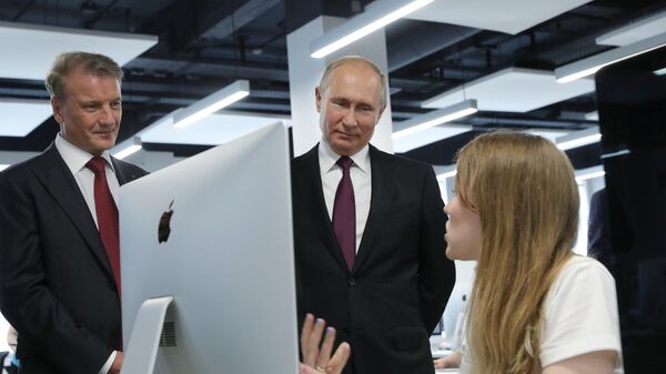Президент РФ Владимир Путин во время посещения школы программирования Школа 21. 30 мая 2019