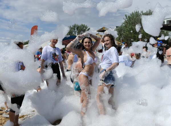 Участники фестиваля пляжных активностей Желтый батискаф в городе Саки в Крыму