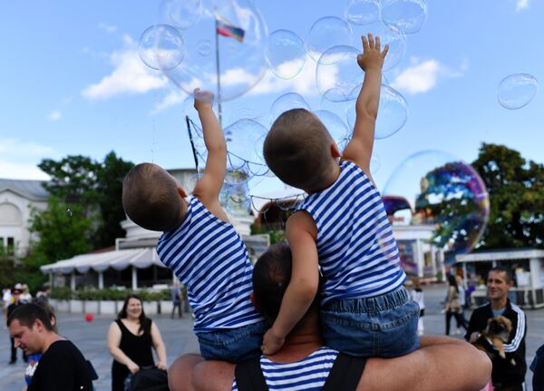Участники парада близнецов в городе Ялта в Крыму 