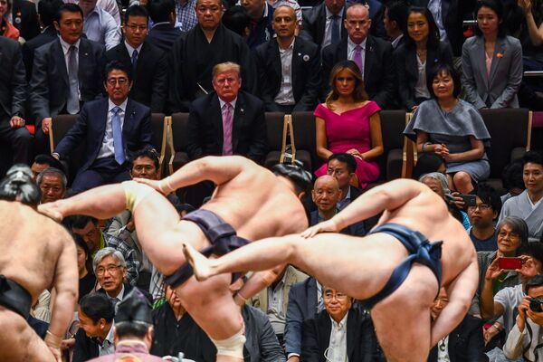 Президента США Дональд Трамп на турнире по сумо в Токио