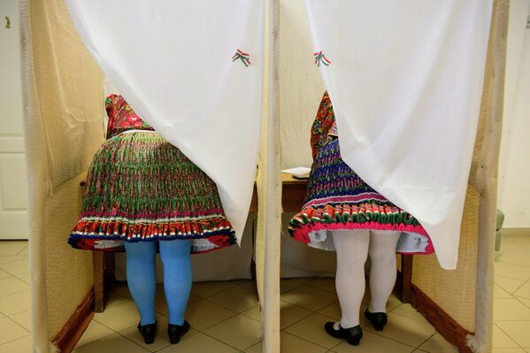 Женщины в народных костюмах во время голосования на избирательном участке в Венгрии