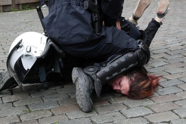 Участница акции желтых жилетов задержана полицией в последний день выборов в Европейский парламент в Брюсселе, Бельгия