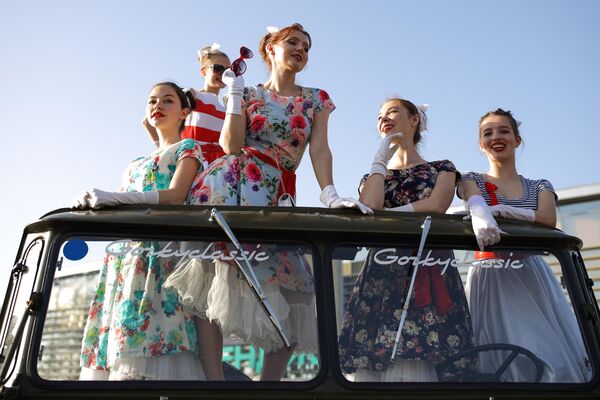 Девушки фотографируются возле автомобиля ГАЗ-66 в Геленджике