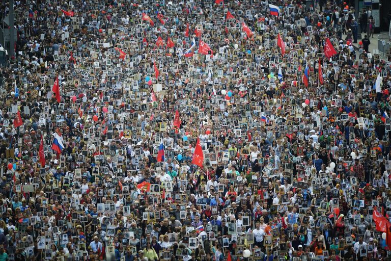 Участники акции Бессмертный полк в Москве