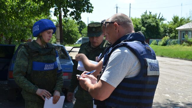 Представители СЦКК и ОБСЕ на месте обстрела в поселке Голубовский в ЛНР