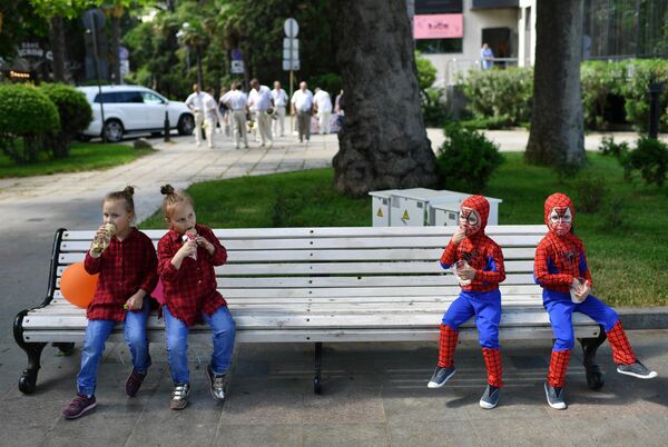Участники парада близнецов в городе Ялта в Крыму