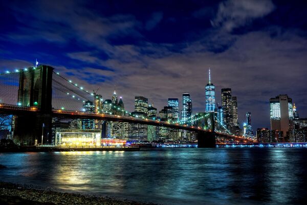Вид на ночной Нью-Йорк и Бруклинский мост