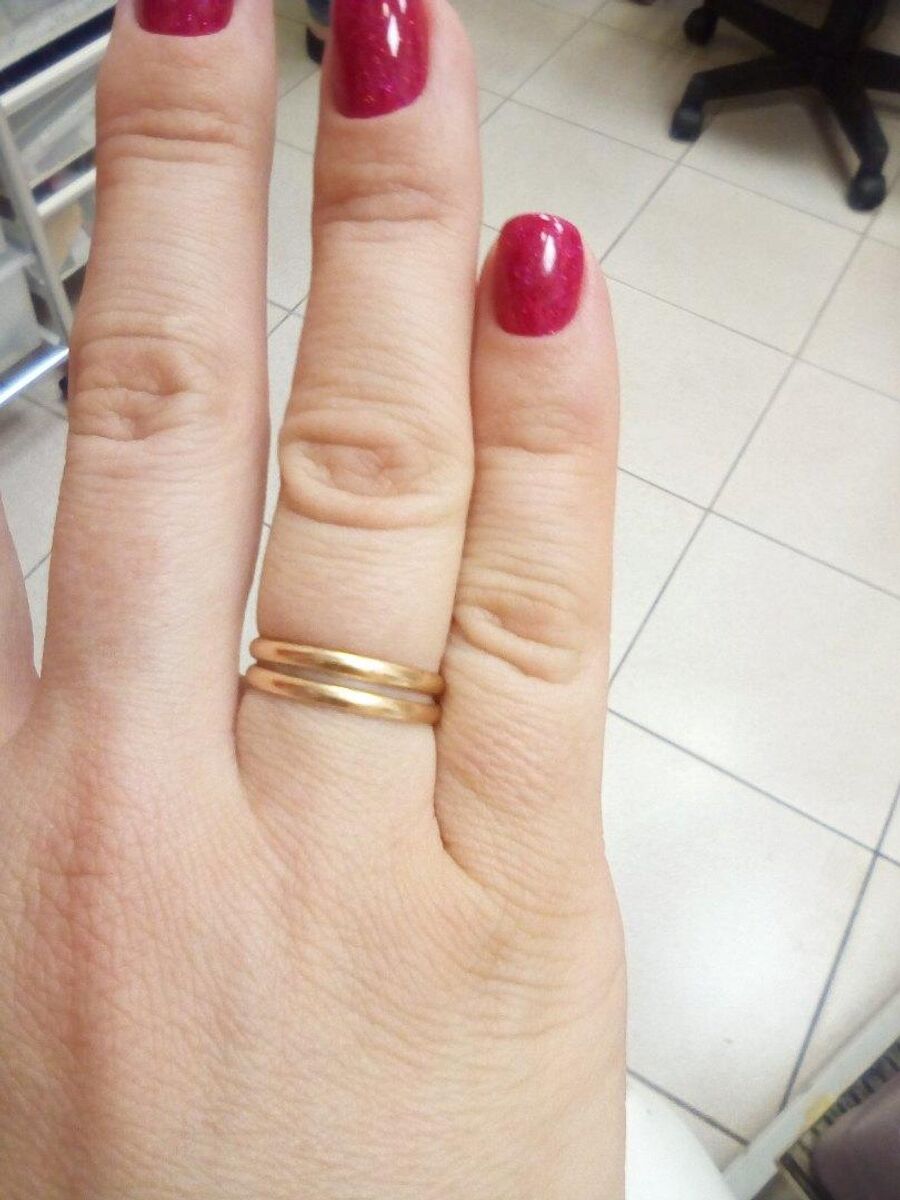 Виктория носит на безымянном пальце два кольца — свое и Олега. В колониях украшения запрещены