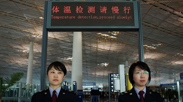 Сотрудники таможенной службы международного аэропорта Шоуду в Пекине 