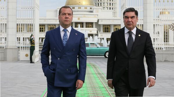  Председатель правительства РФ Дмитрий Медведев и президент Туркменистана Гурбангулы Бердымухамедов во время прогулки по Ашхабаду перед заседанием Совета глав правительств СНГ. 31 мая 2019