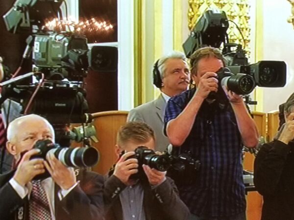 Журналисты во время награждения орденами Родительская слава в Александровском зале Кремля.