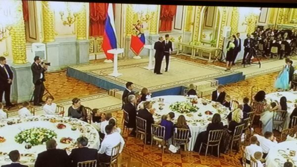 Александровский зал Кремля. Награждение орденами Родительская слава. 30 мая 2019 года. Фото с экрана телевизора, установленного в комнате для журналистов.