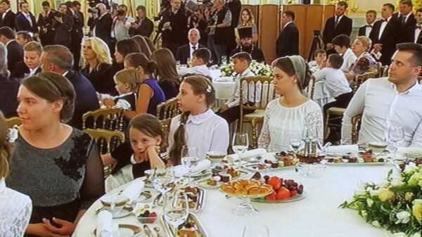 Александровский зал Кремля. Награждение орденами Родительская слава. 30 мая 2019 года. Фото с экрана телевизора, установленного в комнате для журналистов.