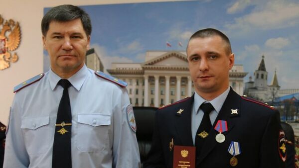 Старший участковый Владимир Дробот (справа) на вручении медали