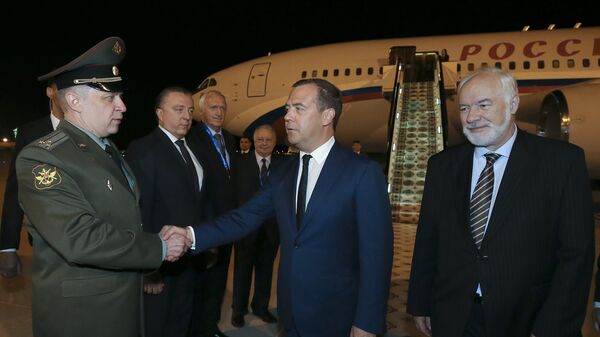 Председатель правительства РФ Дмитрий Медведев и посол РФ в Туркменистане Сергей Блохин  во время встречи в аэропорту Ашхабада. 30 мая 2019
