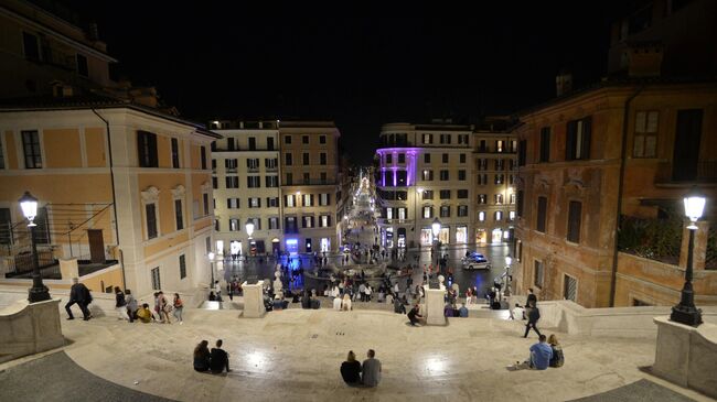 Вид на одну из старейших улиц Рима Виа деи Кондотти с Испанской лестницы