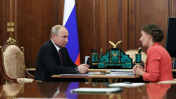  Президент РФ Владимир Путин и уполномоченный при президенте РФ по правам ребенка Анна Кузнецова во время встречи. 31 мая 2019