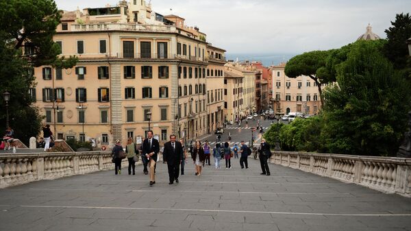 Туристы поднимаются по лестнице Кордоната на Капитолийскую площадь в Риме