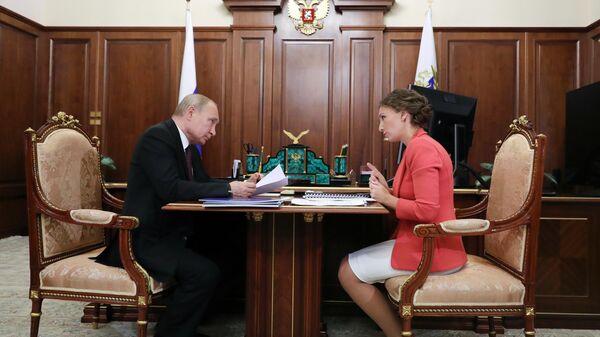  Президент РФ Владимир Путин и уполномоченный при президенте РФ по правам ребенка Анна Кузнецова во время встречи. 31 мая 2019