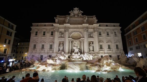Дворец Палаццо Поли и фонтан Треви на площади Треви в Риме