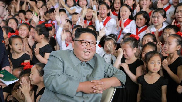 Лидер КНДР Ким Чен Ыном во время посещения Дворца школьников Путь учебы в 1000 ли. 1 июня 2019