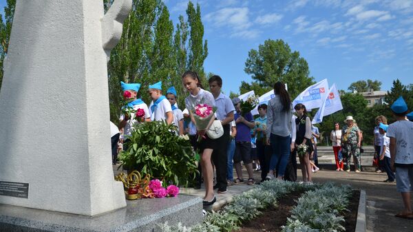 Жители ЛНР возлагают цветы к памятнику Погибшим детям Луганщины в Луганске. 1 июня 2019