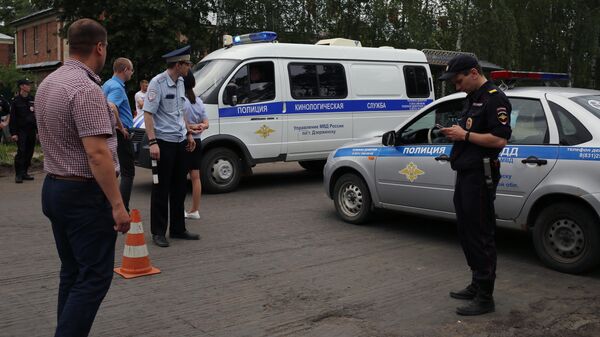 Сотрудники полиции и кинологической службы неподалеку от завода Кристал в Дзержинске. 1 июня 2019