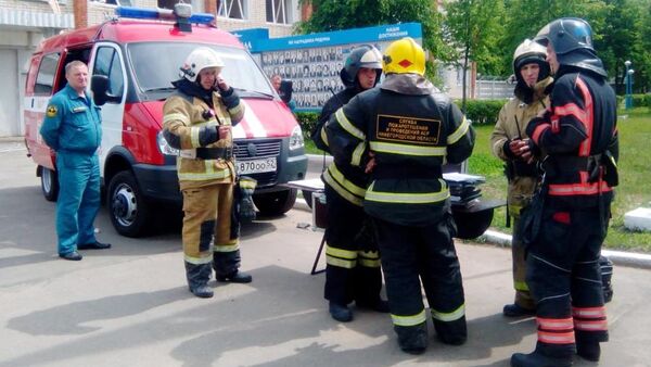 Сотрудники МЧС у проходной завода Кристалл в Дзержинске. 1 июня 2019