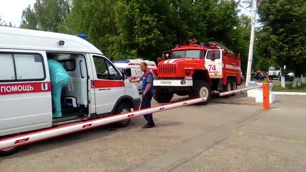 Автомобили скорой помощи и пожарной службы у проходной завода Кристалл в Дзержинске. 1 июня 2019