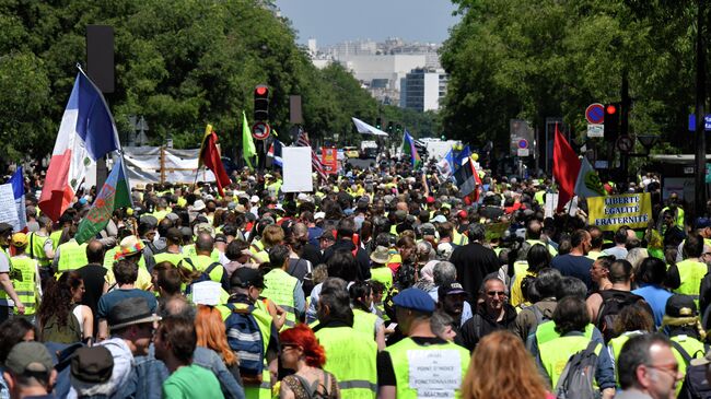 Участники акции протеста жёлтых жилетов в Париже.