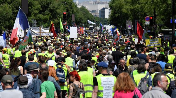 Участники акции протеста жёлтых жилетов в Париже