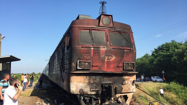 На месте столкновения пассажирского поезда с грузовой автоцистерной с дизельным топливом в Адыгее. 1 июня 2019
