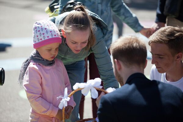 Волонтеры хосписа предлагали прохожим взять белый цветок в обмен на пожертвование для детей с тяжелыми заболеваниями