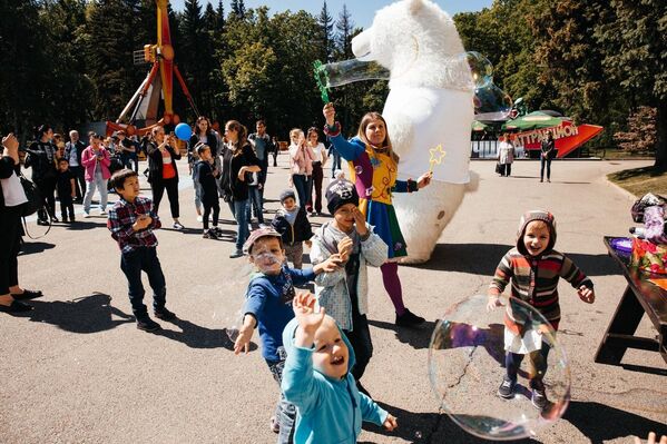Акция Белый цветок прошла в Санкт-Петербурге в Международный день защиты детей