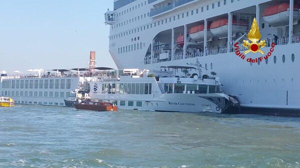 В Венеции круизный лайнер столкнулся c туристическим теплоходом. 2 июня 2019
