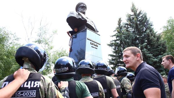 Полиция оцепляет бюст маршала Георгия Жукова в Харькове в 2019 году во время попытки сноса представителями националистических движений