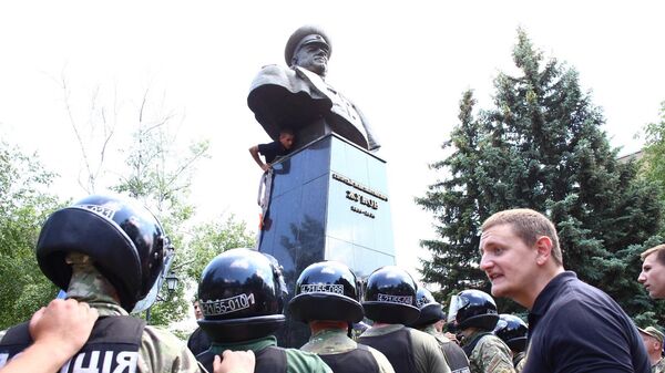 Полиция оцепляет бюст маршала Георгия Жукова в Харькове в 2019 году во время попытки сноса представителями националистических движений