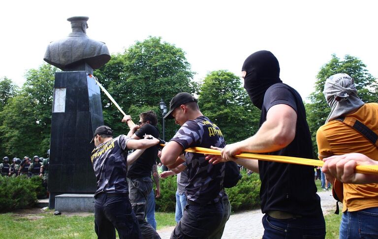 Представители националистических организаций с помощью троса пытаются повалить бюст маршала Георгия Жукова в Харькове возле Дворца спорта. 2 июня 2019 Представители националистических организаций с помощью троса пытаются повалить бюст маршала Георгия Жукова в Харькове возле Дворца спорта. 2 июня 2019