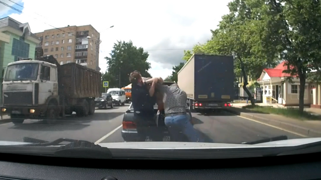 Нападение водителя джипа на мужчину в Подмосковье попало на видео